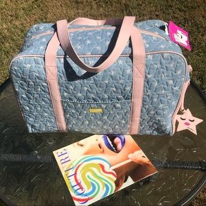 Step out with Betsey Johnson’s travel 🧳 bag 👛🕶